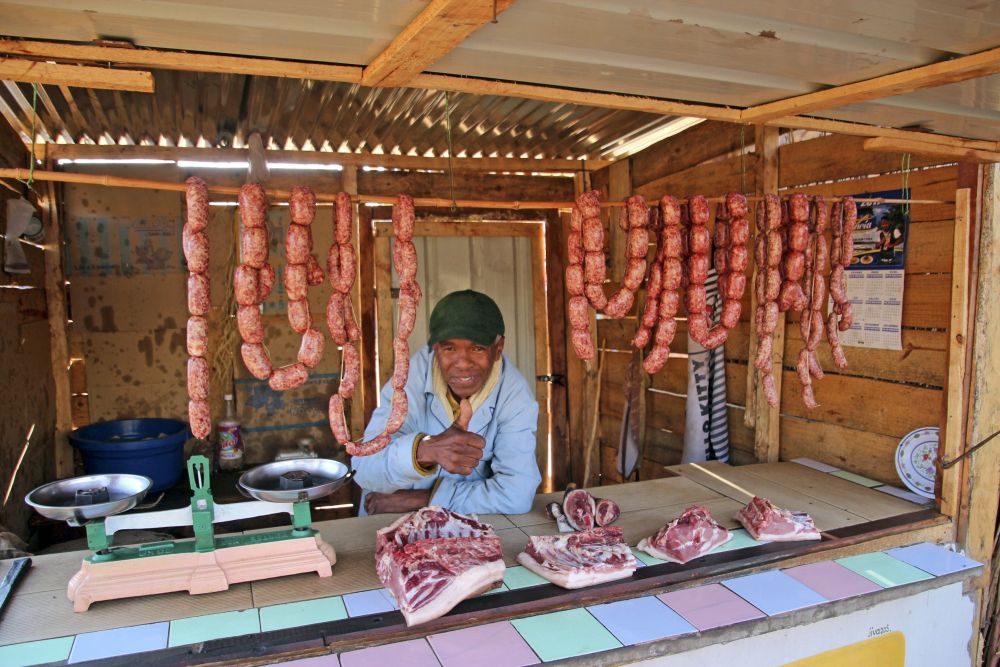 Fleischerfachgeschäft auf dem Markt