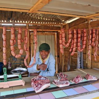 Fleischerfachgeschäft auf dem Markt