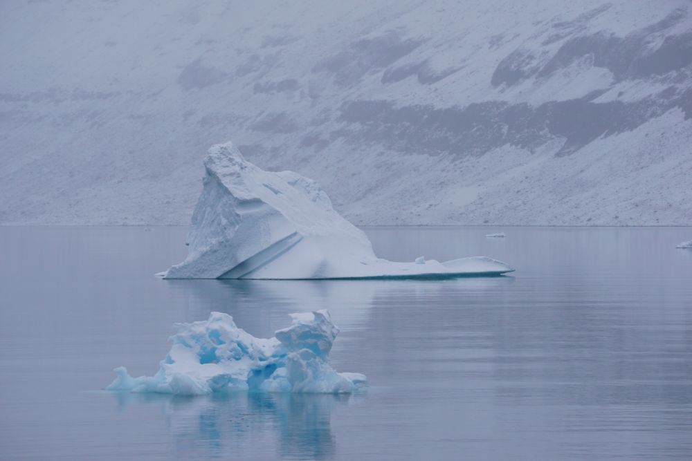 Gigantische Eisberge vor mystischer Kulisse
