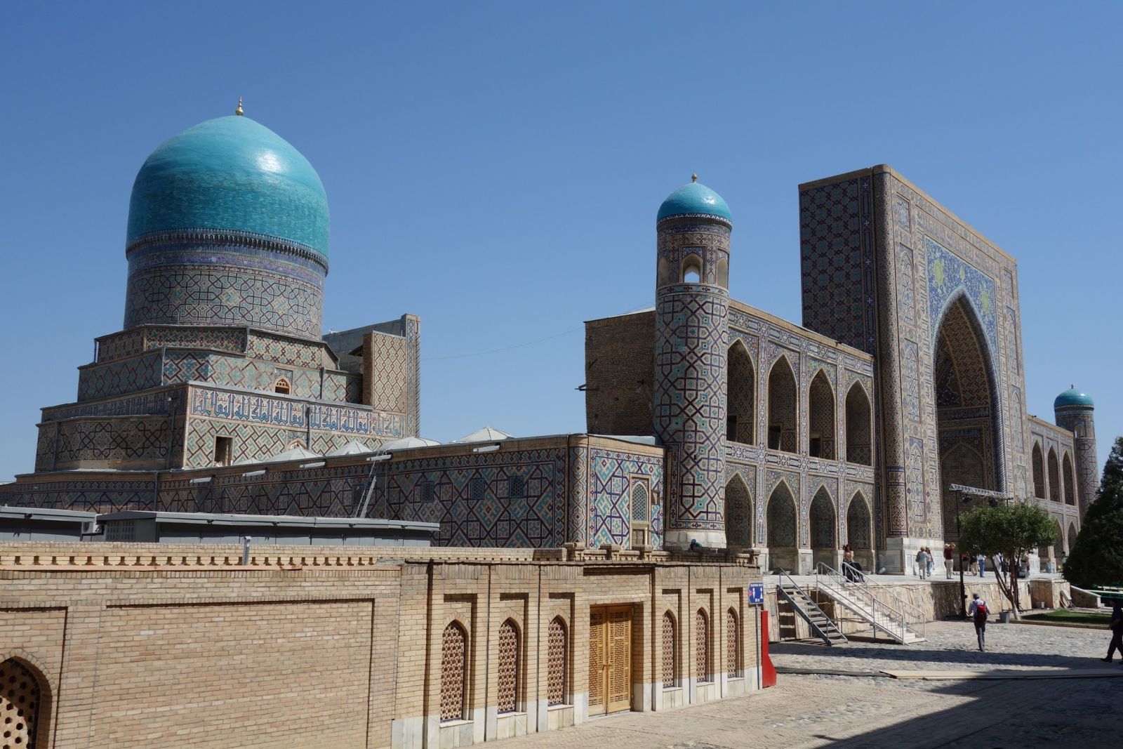 Medrese und Mausoleum mit typisch blauen Kuppeln