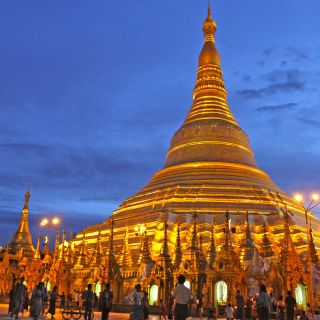 Goldglänzend gibt sich die große Shwedagon-Pagode am Abend
