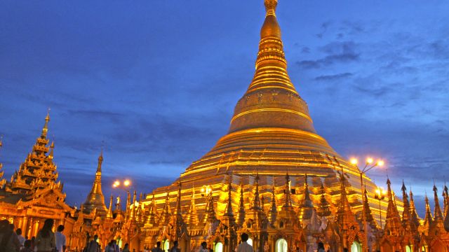 Goldglänzend gibt sich die große Shwedagon-Pagode am Abend
