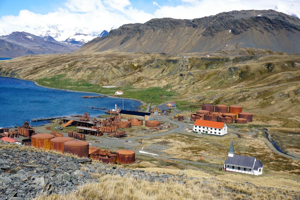 Die Reste der Walfangstation und die Kirche von Grytviken