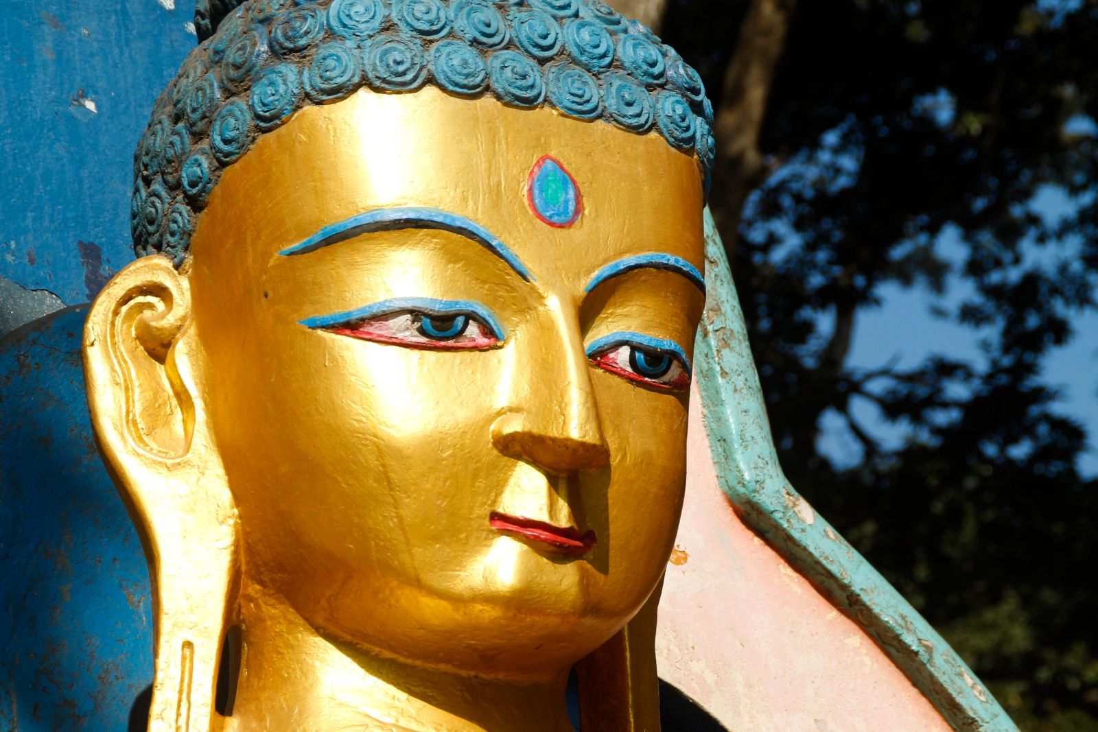 Buddha-Statue am Fuße des Affentempels Swayambhunath