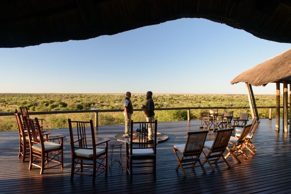 Fantastischer Ausblick von der Terrasse im Tau Pan Camp hinüber zum Wasserloch und in die Weiten der Kalahari