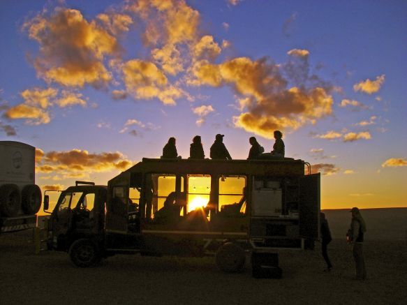 Sonnenuntergang vom Dach des Safaritrucks