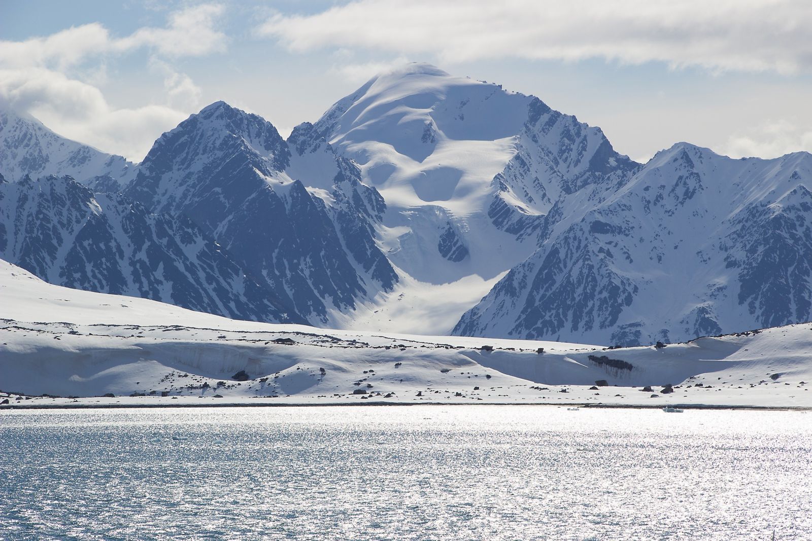 Am Anfang der Sommersaison ist Spitzbergen noch weitestgehend verschneit