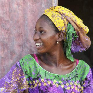 Fröhliche Marktfrau im Senegal.