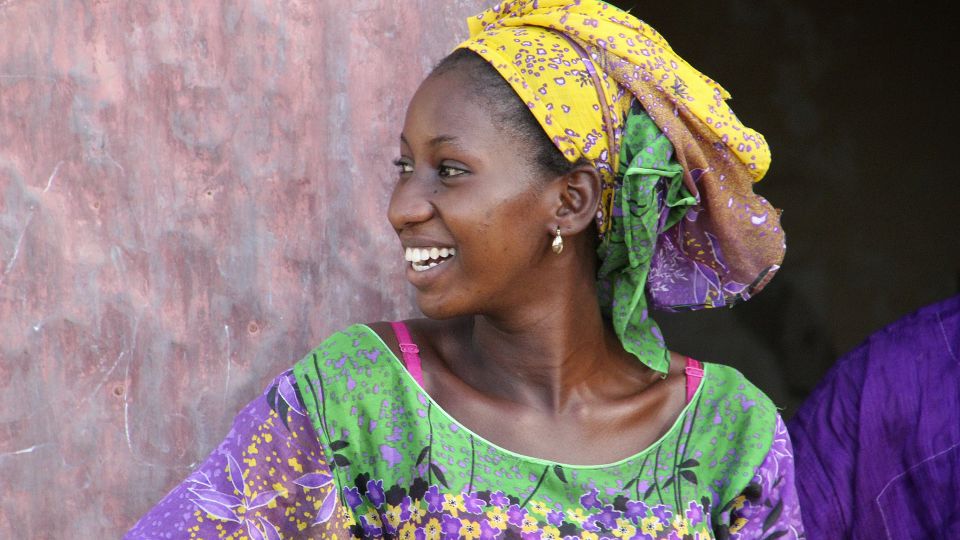 Fröhliche Marktfrau im Senegal.