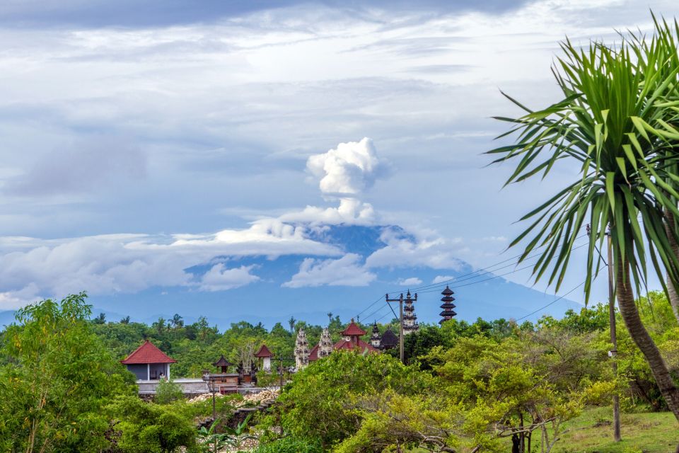 Blick von Nusa Penida zum Vulkan Agung auf Bali