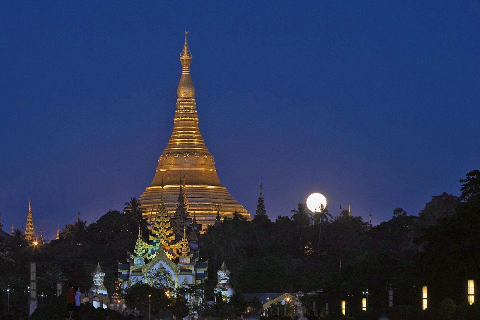 Die große goldenen Shwedagon-Pagode zum Vollmond