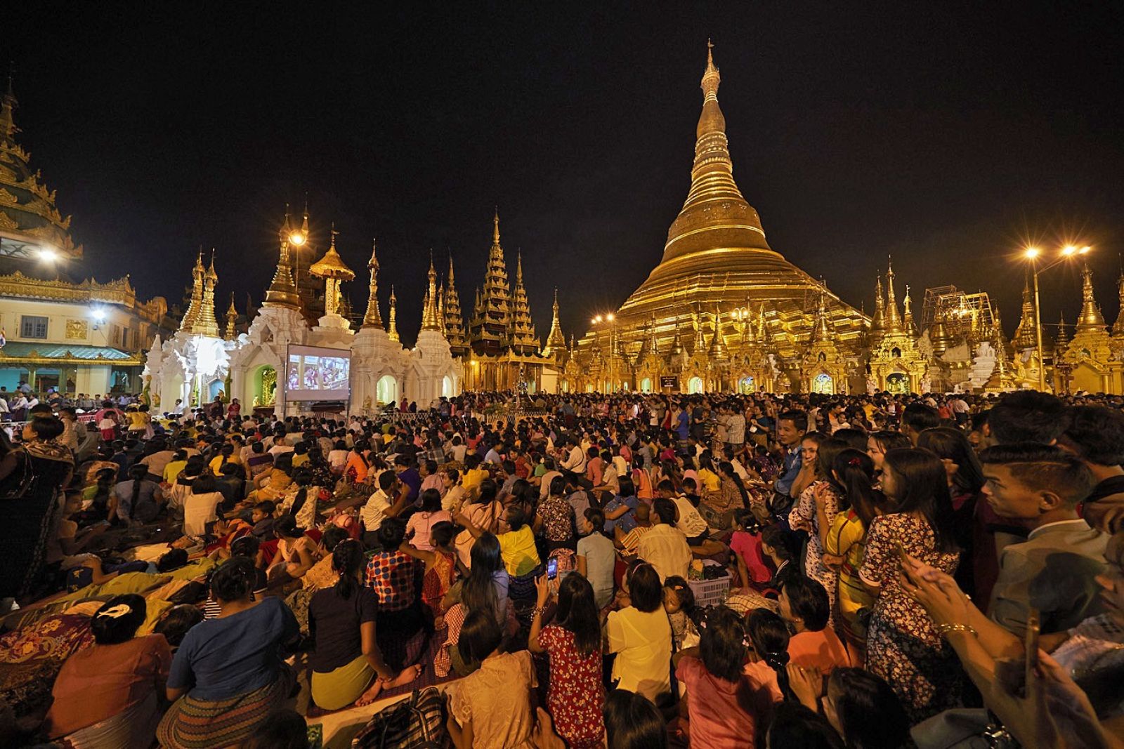 Shwedagon-Pagode zum Vollmondfest