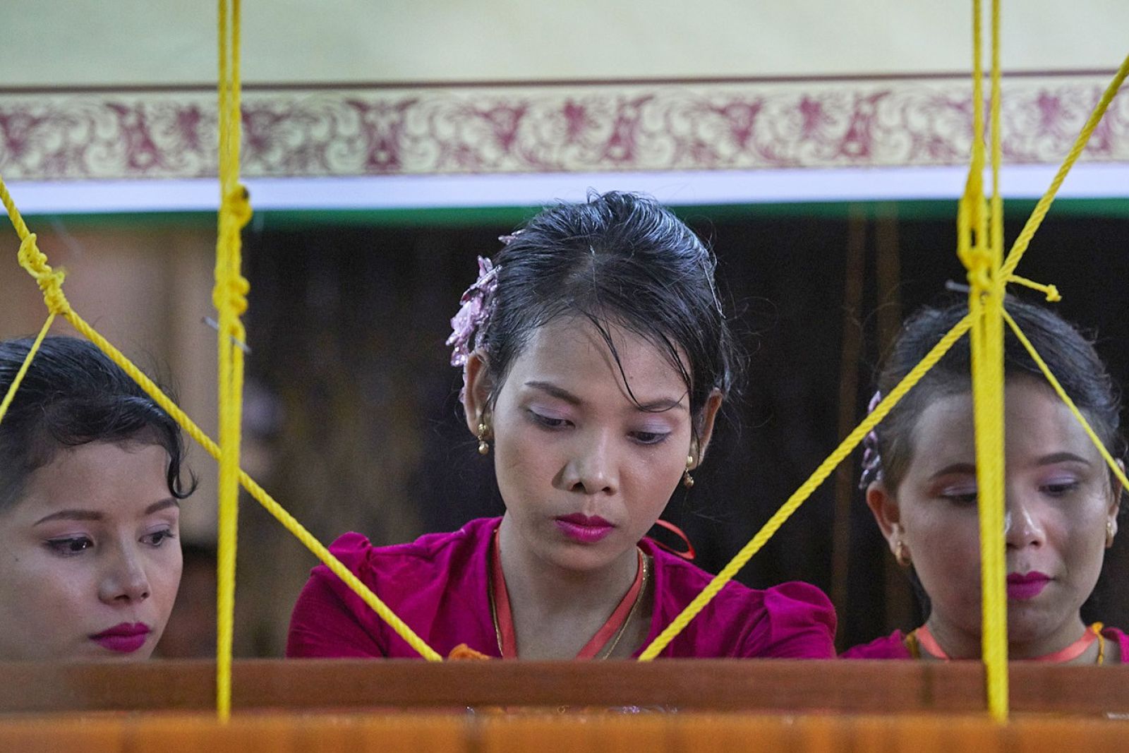 An der Shwedagon zum Vollmondfest beim Weben der Gewänder