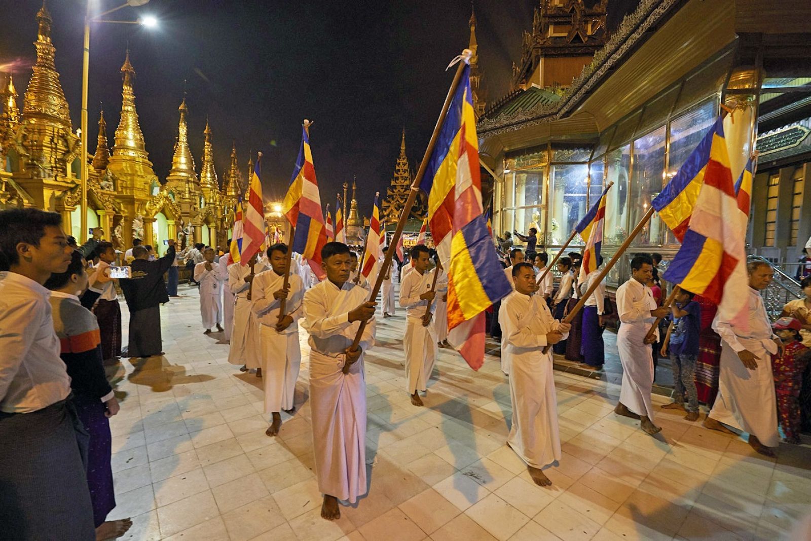 An der Shwedagon zum Vollmondfest beim Umlaufen der Pagode
