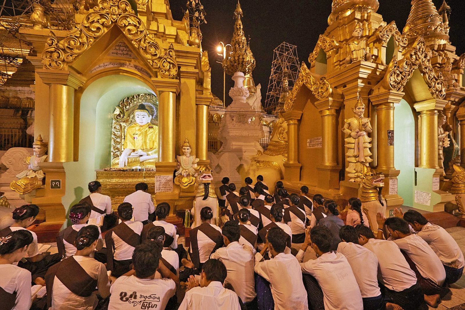 An der Shwedagon zum Vollmondfest im Gebet vertieft