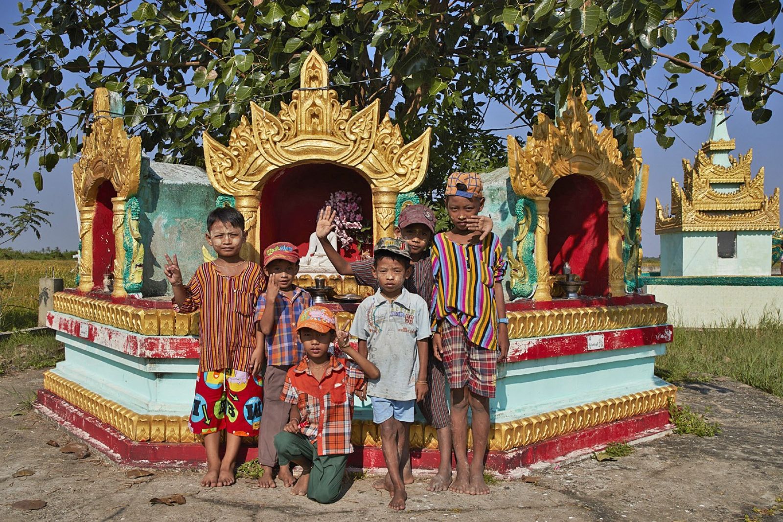 Kindergruppe an einer Pagode im Irrawaddydelta