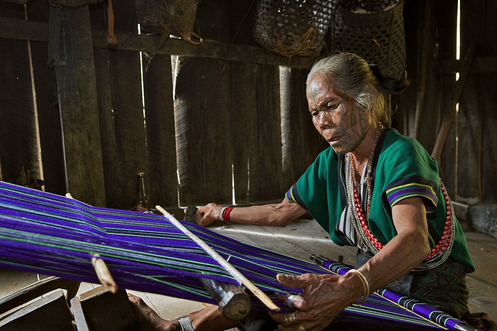 Traditionelle Art des Webens in den Bergen Myanmars