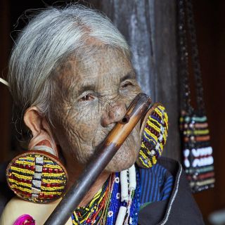 Frau mit Nasenflöte