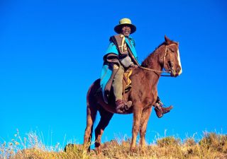 Mit lokalen Guides und deren Ponies unterwegs in Lesothos Bergwelt