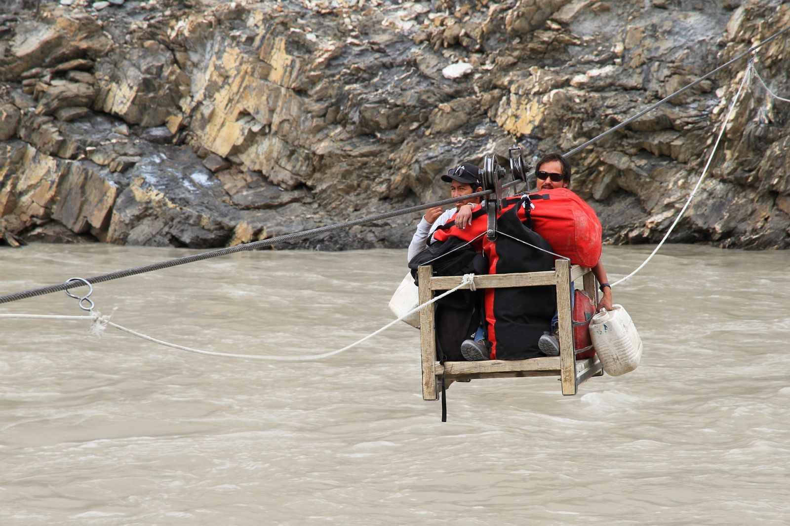 Das Abenteuer Markha Valley-Trekking beginnt mit einer spektakulären Flussüberfahrt per Seilbrücke…