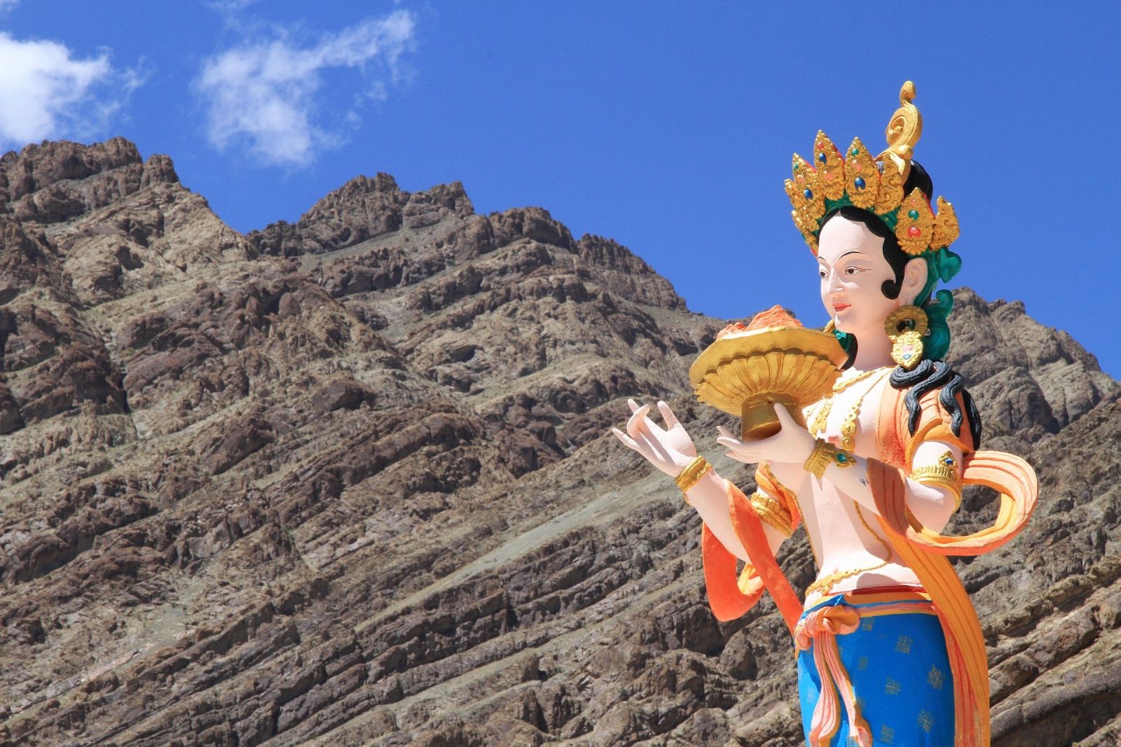 Die Kontraste zwischen der kargen Landschaft Ladakhs und der Farbenpracht der Klöster faszinieren immer wieder auf's Neue…