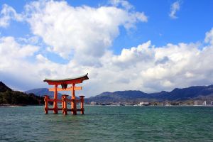Torii des Itsukushima-Schrein (UNESCO) bei Hiroshima