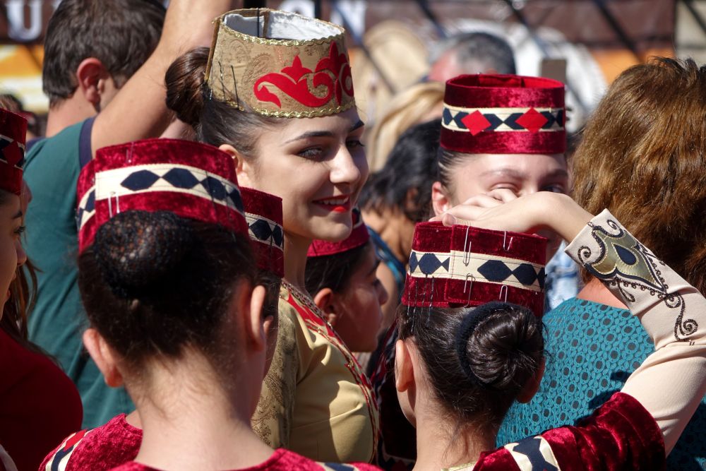 Armenierinnen mit Trachten