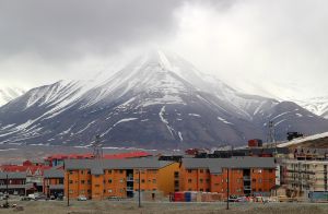 Die bunten Häuser in Longyearbyen strahlen auch bei trübem Wetter