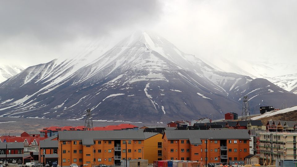 Die bunten Häuser in Longyearbyen strahlen auch bei trübem Wetter