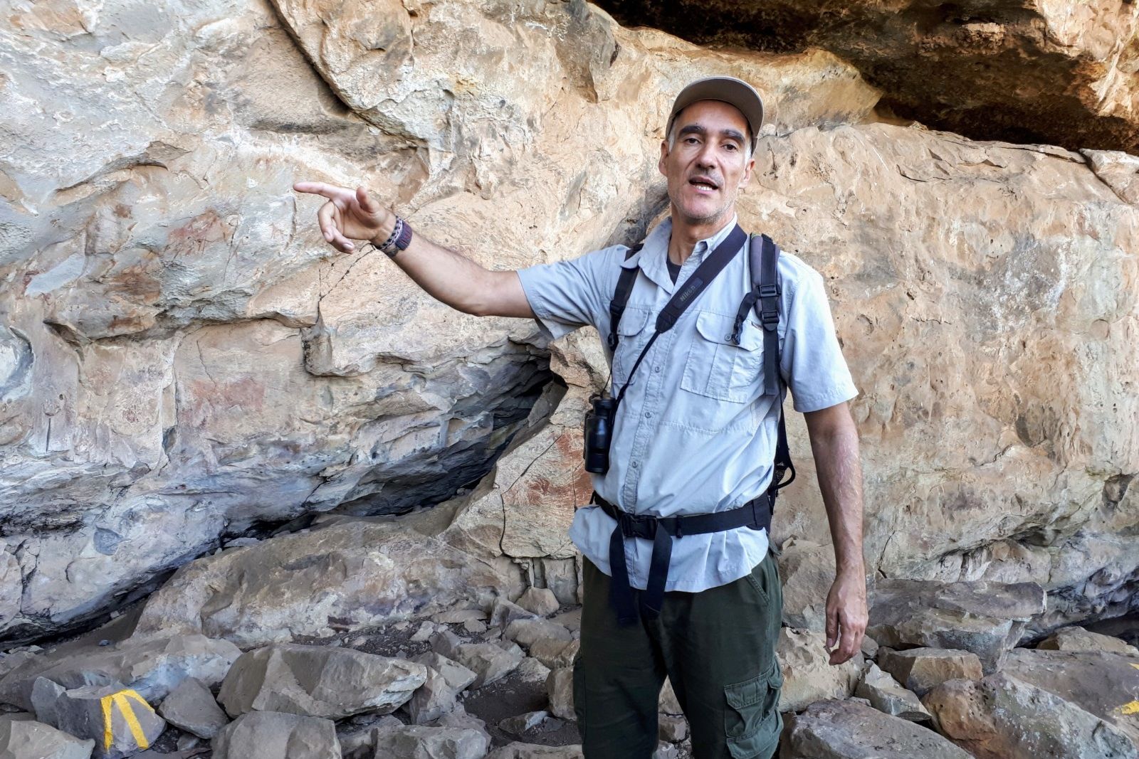 Lokaler Guide erklärt Wissenswertes zu San-Felsmalereien