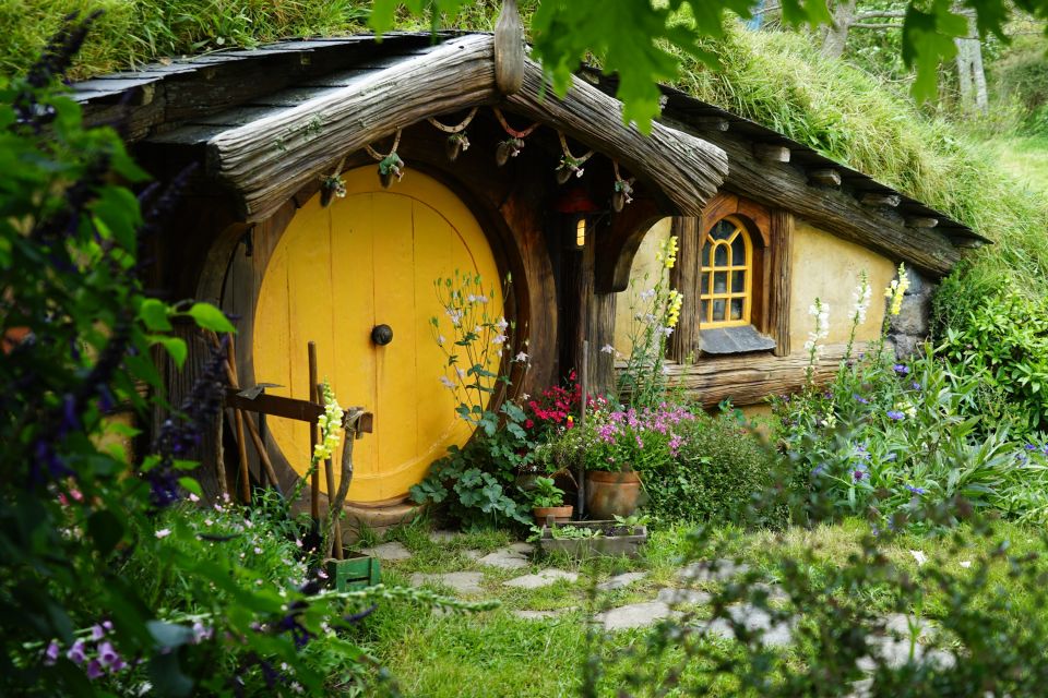 Die kleinen Behausungen der Hobbits fügen sich toll in die sanfte, hügelige Landschaft der Region ein.