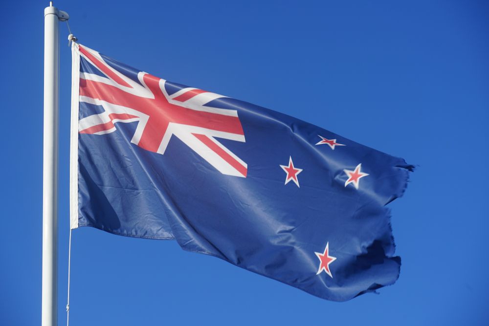 die neuseeländische Nationalflagge mit dem Kreuz des Südens