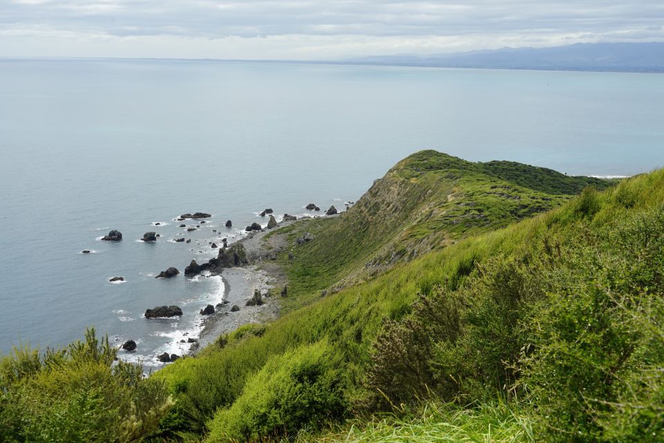 Ein Blick über die Kapiti Coast von einem Aussichtspunkt auf Kapiti Island, einem Naturreservat und Schutzgebiet für zahlreiche endemische Vogelarten.