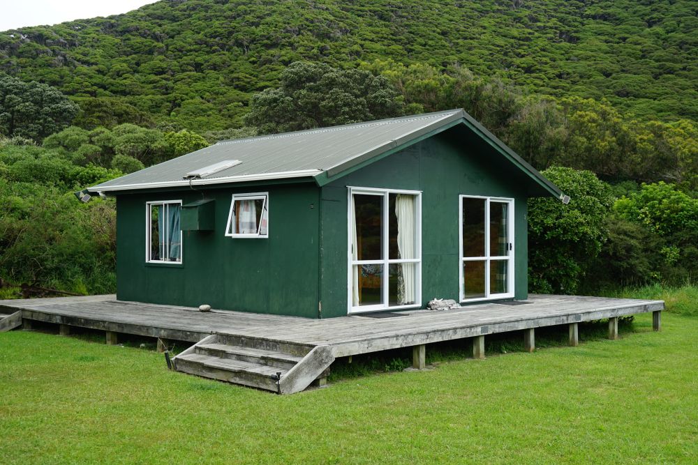 Auf Kapiti Island kann man in solchen Chalets übernachten oder in Hauszelten inmitten der Natur.
