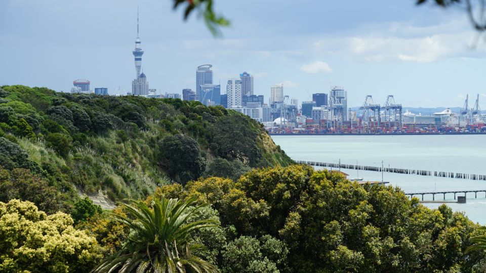 Zum Abschied ein Blick auf die Skyline Aucklands mit dem höchsten Fernsehturm der Südhalbkugel, dem Sky Tower mit 328 Metern. „Koanga“ – Neuseeland wartet auf Sie!