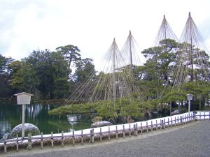 Einer der schönsten Landschaftsgärten Japans - Kenrokuen in Kanazawa