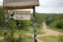 Der Eingang zur Rwakobo Rock Lodge