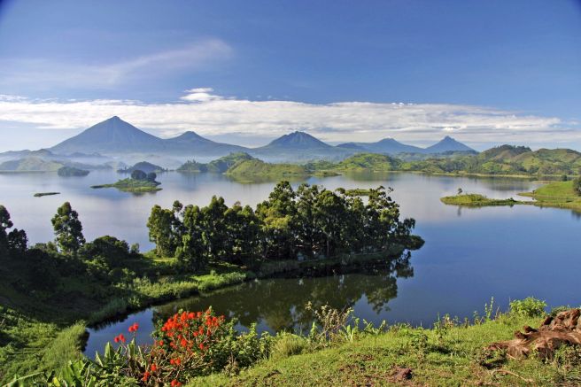 Blick vom Mutanda Lake Resort zu den Virunga Bergen