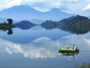 Blick auf die Virunga Bergkette vom Mutanda Lake Resort
