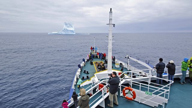 Ein unglaubliches Gefühl, wenn auf der Reise in die Antarktis der erste Eisberg auftaucht!