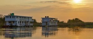 Hausboote im Okavango-Delta