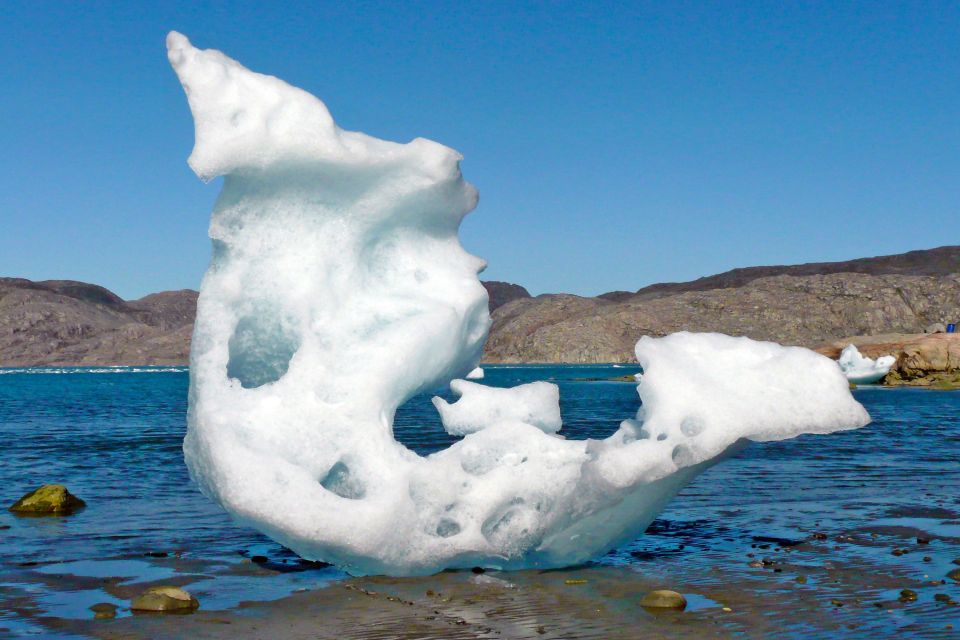 Skurriler Eisberg, am Strand angespült