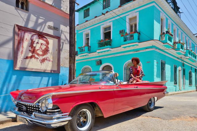 Kubanerin im Oldtimer in Havanna