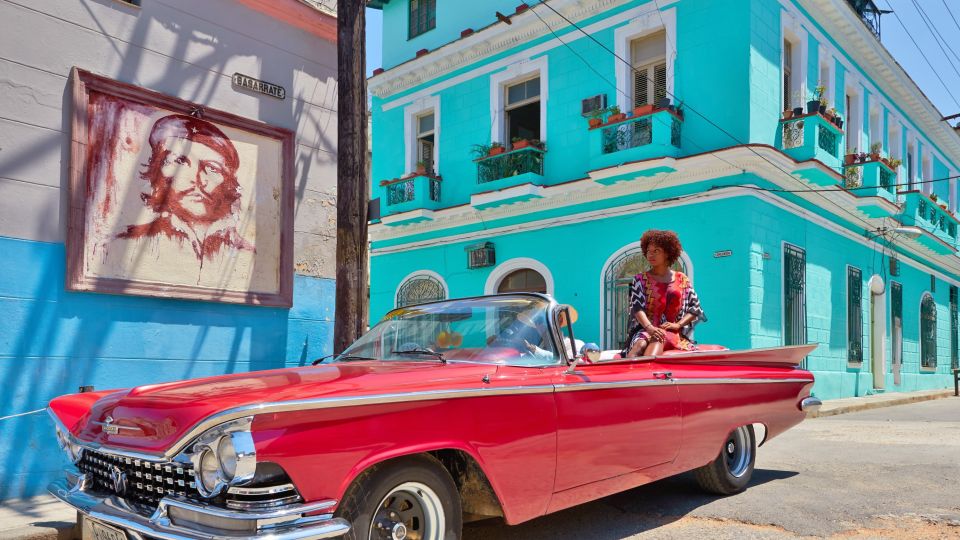 Kubanerin im Oldtimer in Havanna