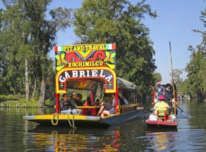 knallbunte Boote in den schwimmenden Gärten von Xochimilco