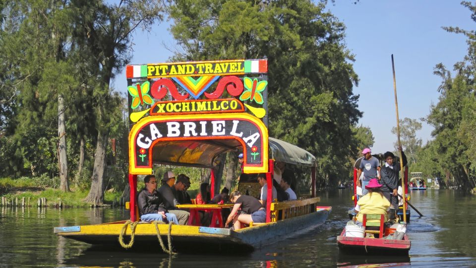 knallbunte Boote in den schwimmenden Gärten von Xochimilco