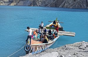 Früher mal ein Teil des Karakorum Highway: Mit dem Boot über den Attabad-See.
