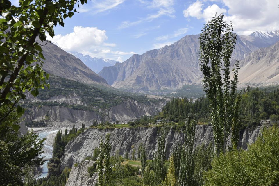 Karimabad liegt im Tal des Hunza-Flusses.