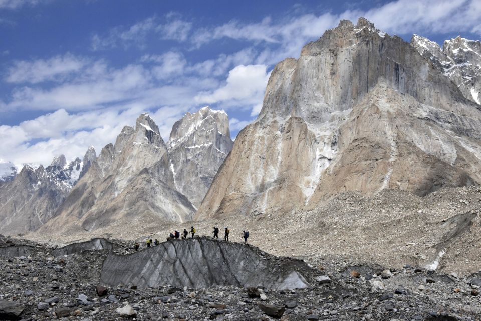 Über den mächtigen Baltoro-Gletscher geht es hinauf ins Herzen des Karakorum.