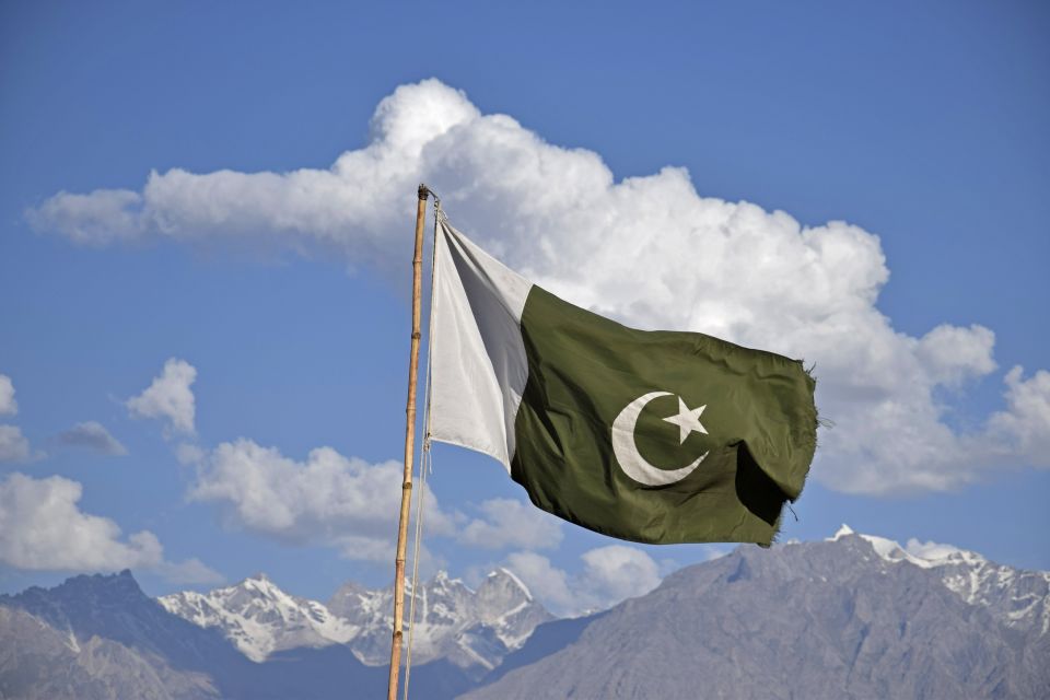 Stolz weht die pakistanische Flagge über dem Karakorum.